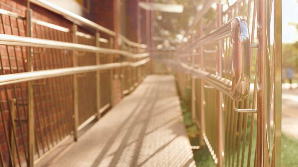 Rampa di accesso con corrimano per persone con disabilità: infrastruttura per l’abbattimento delle barriere architettoniche.