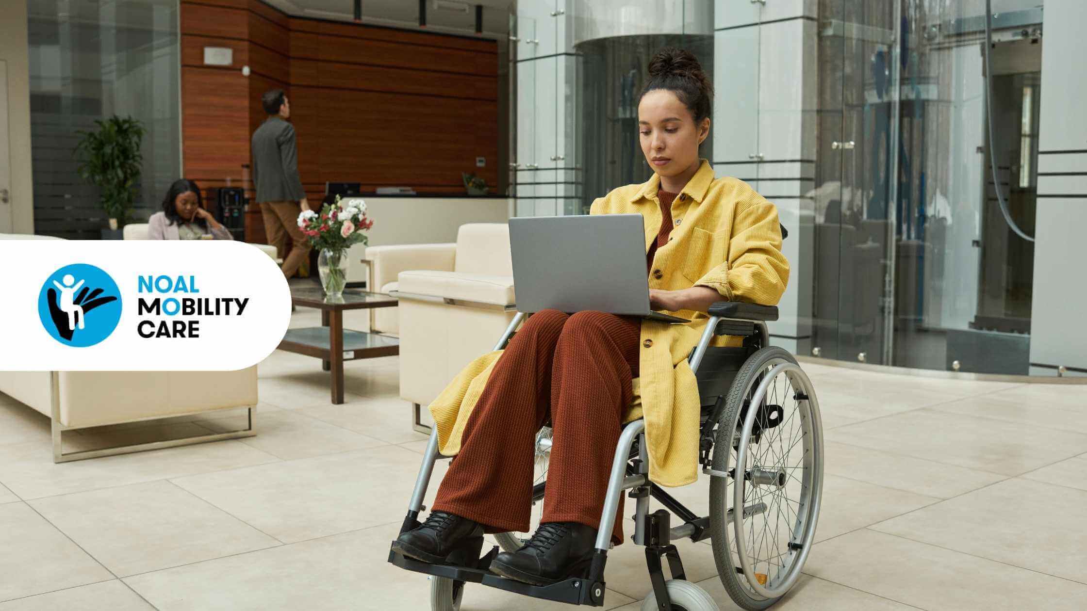 Una donna disabile in sedia a rotelle che usa un pc portatile all'esterno di una struttura ricettiva