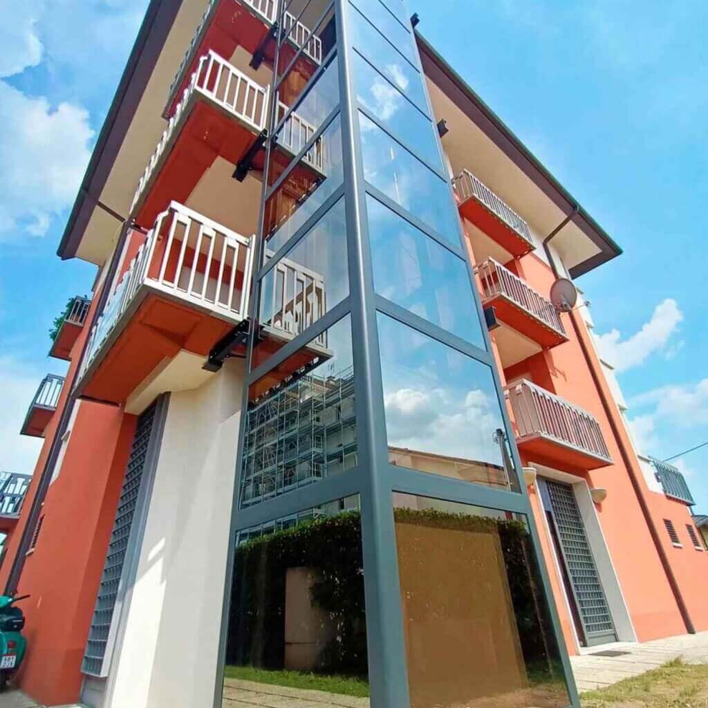 Un miniascensore domestico all'esterno di un condominio