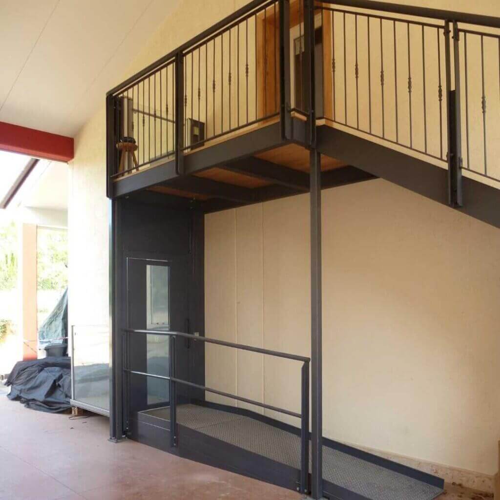 Un miniascensore nero all'esterno di un'entrata di un'abitazione