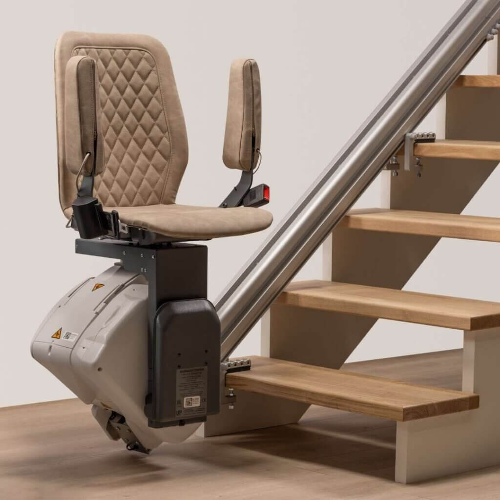 Montascale modulare a poltroncina installato su scala interna.