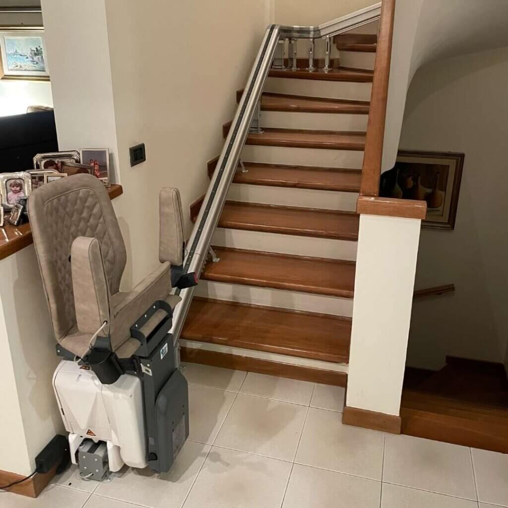 Montascale modulare per interni installato su scala dritta.