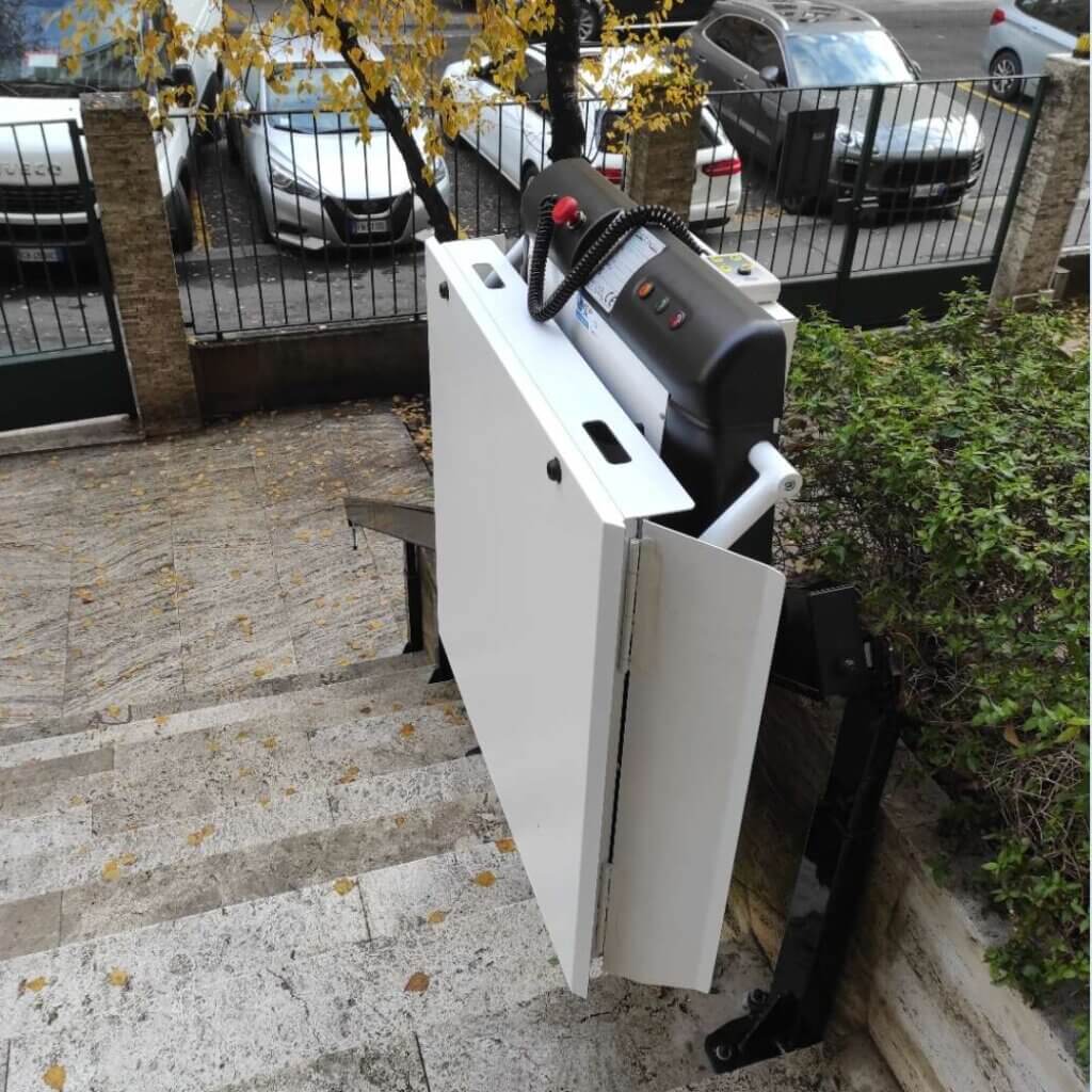 Servoscala a piattaforma per uso esterno.