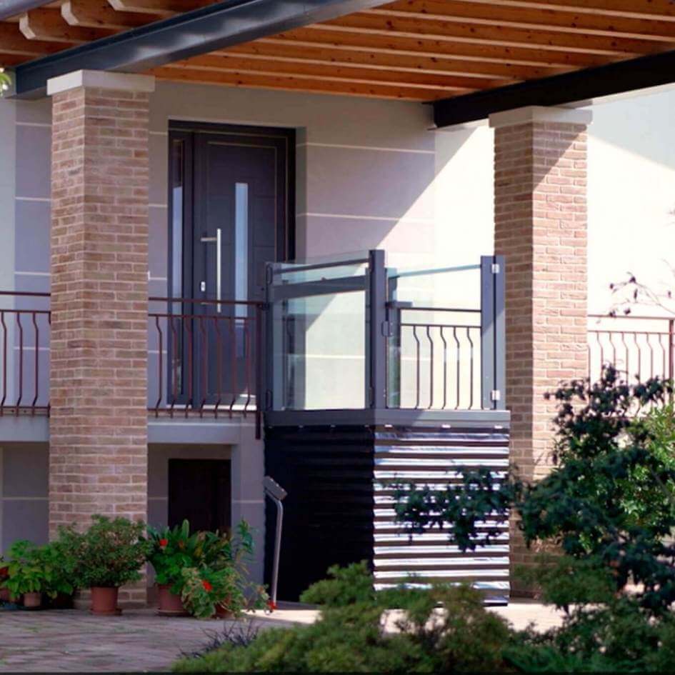 Piattaforma elevatrice esterna in una casa a Trento