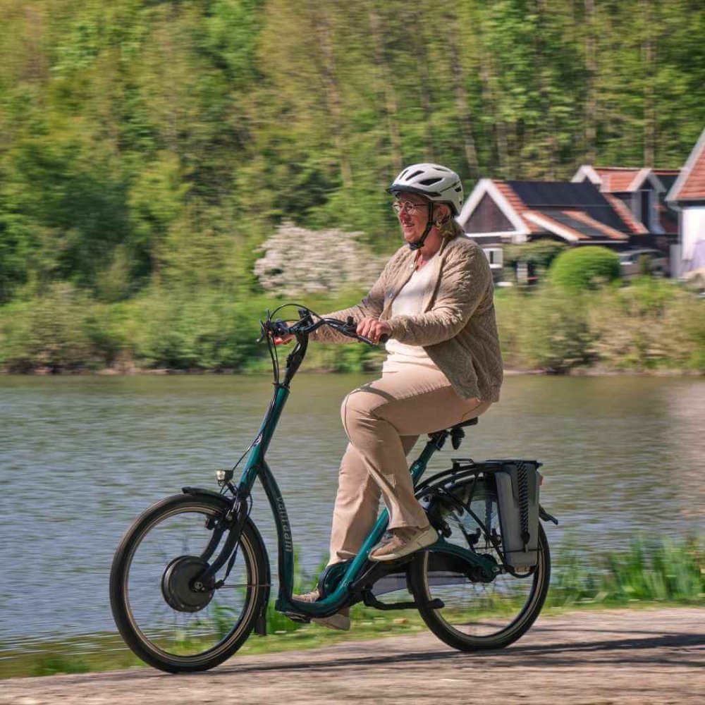 Donna anziana va in bici elettrica con pedalata assistita