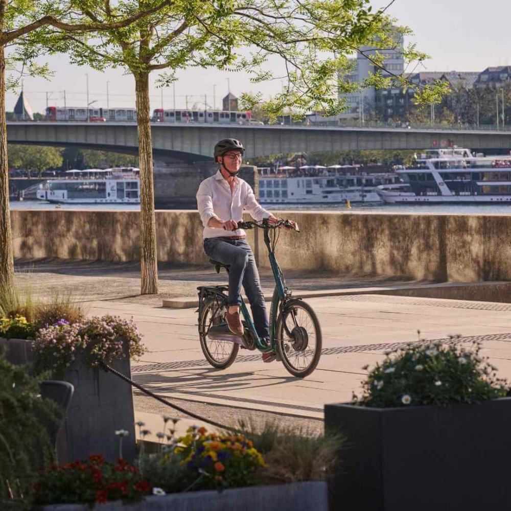 Bicicletta elettrica usata da un uomo in città