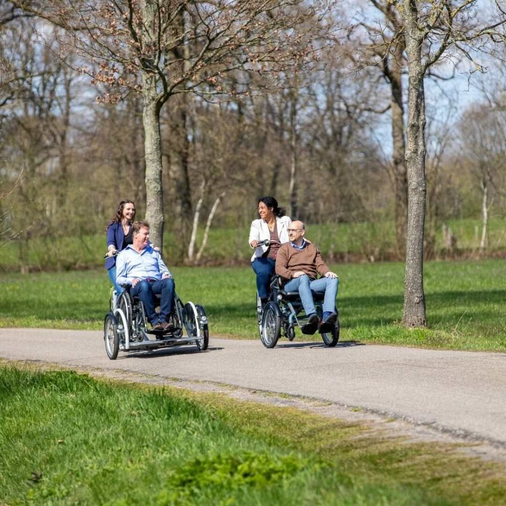 Coppia fa un giro in bicicletta con carrozzina attaccata alla bici
