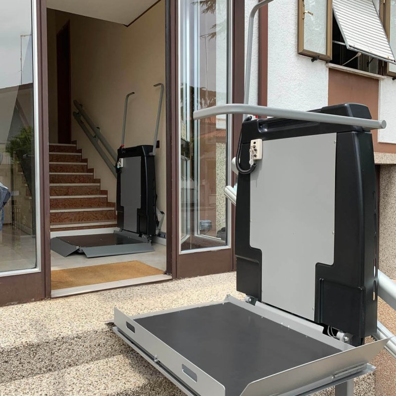 Montascale a piattaforma per carrozzine interno e esterno