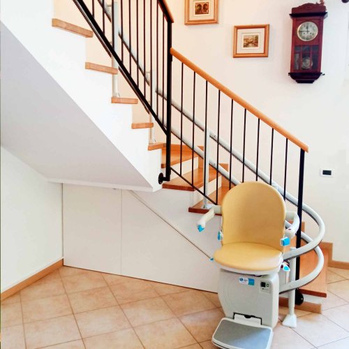 Montascale a poltroncina curvilineo per interno con sedile smart beige - Venezia (VE)
