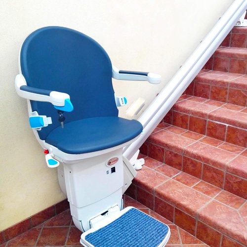 Montascale a poltroncina per esterno con sedia blu_ Campo San Piero (PD)