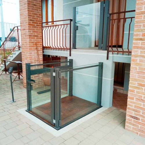 Piattaforma elevatrice per abitazione con pareti in vetro- modello Lift 2- Treviso (TV)