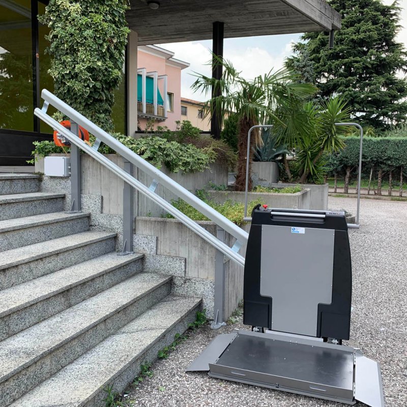 Servoscala a piattaforma per esterno modello Athena