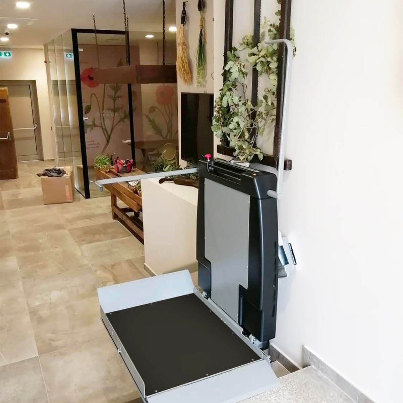 Servoscala a piattaforma per scale dritte modello Athena