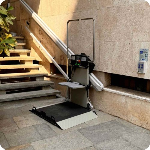 Servoscala a piattaforma elegante per esterno a Genova
