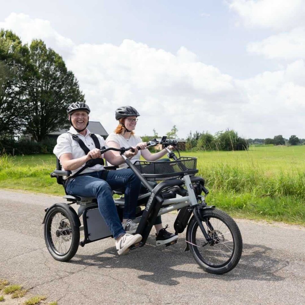 Due persone affiancate vanno in una bici